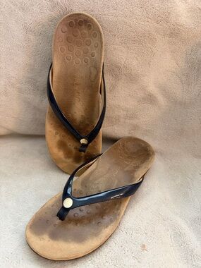Vionic Black T-Strap Comfort Sandals